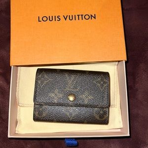 Authentic LOUIS VUITTON
Monogram Porte-Monnaie Plat Coin Purse